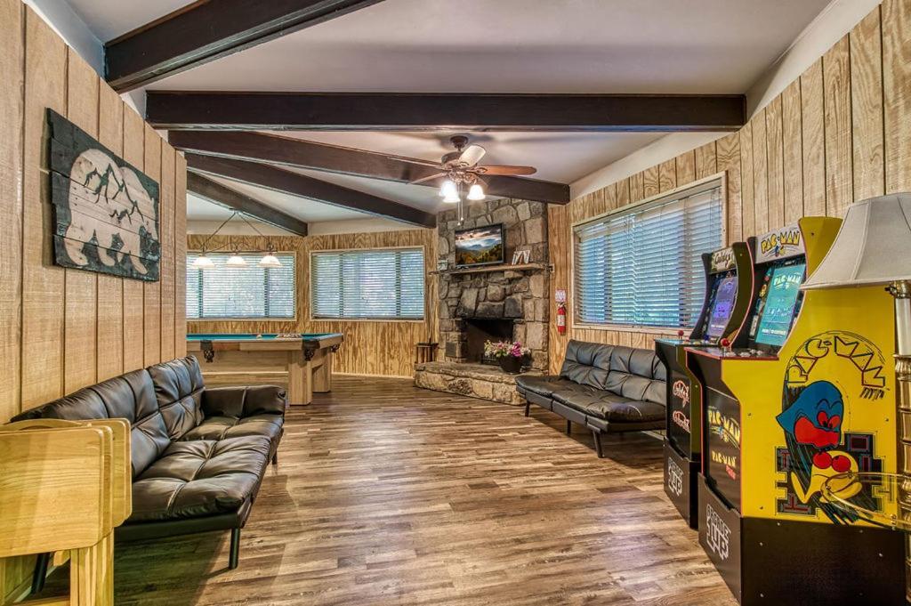 Вилла Three Bears Den, Hot Tub, Pool Table, Pool Access, 1089 Free Tickets Each Paid Day, Dollywood Inclu Гатлинбург Экстерьер фото